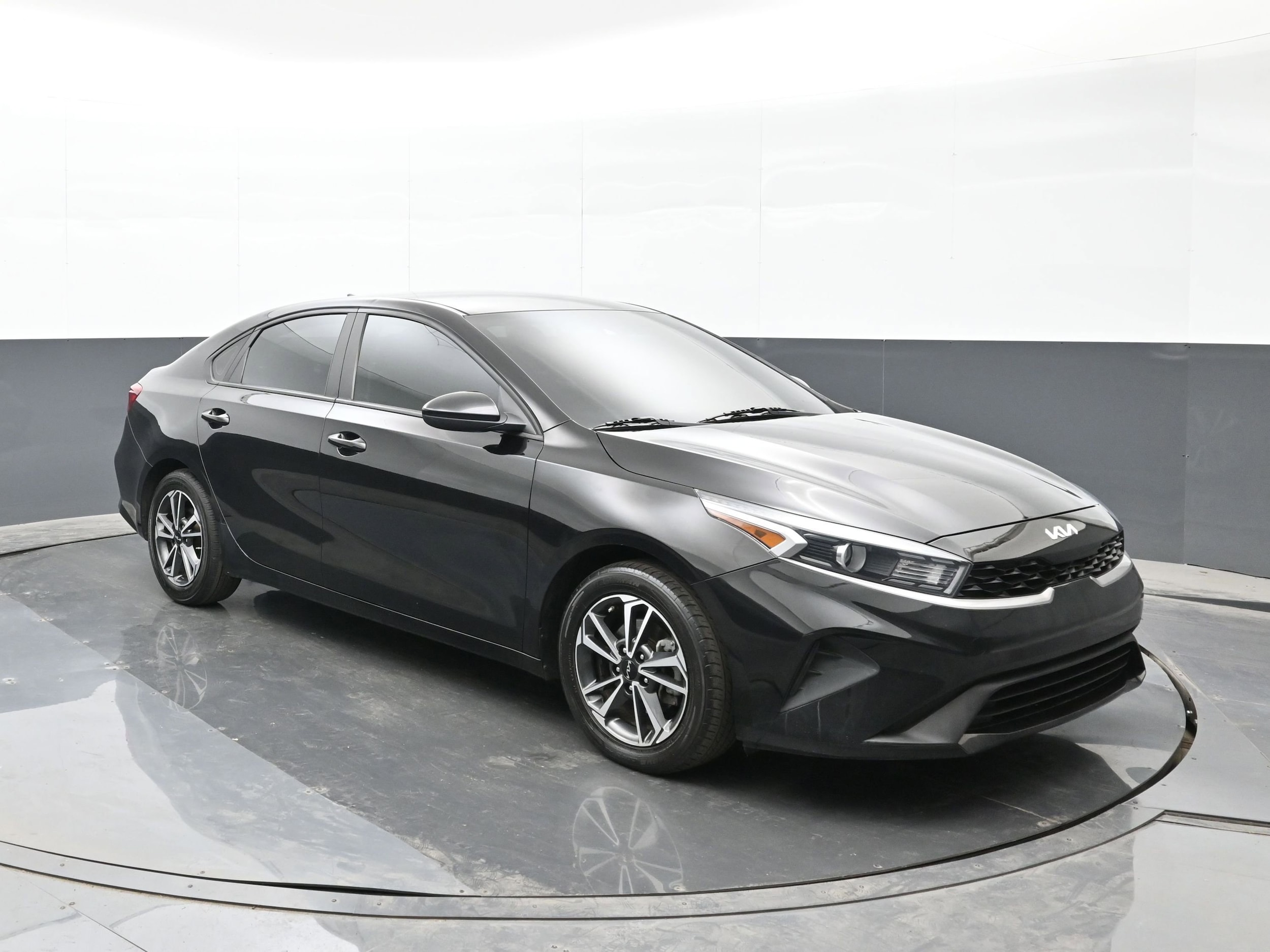 Certified 2022 Kia FORTE LXS with VIN 3KPF24AD5NE504006 for sale in Michigan City, IN