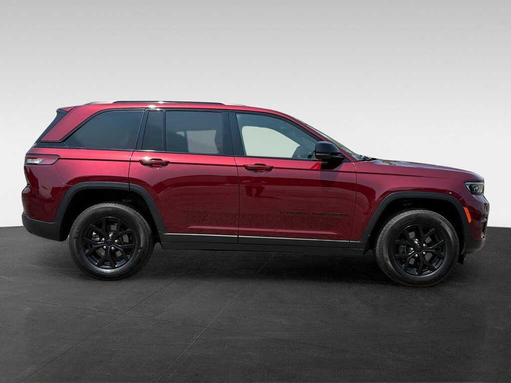 Used 2024 Jeep Grand Cherokee Laredo SUV