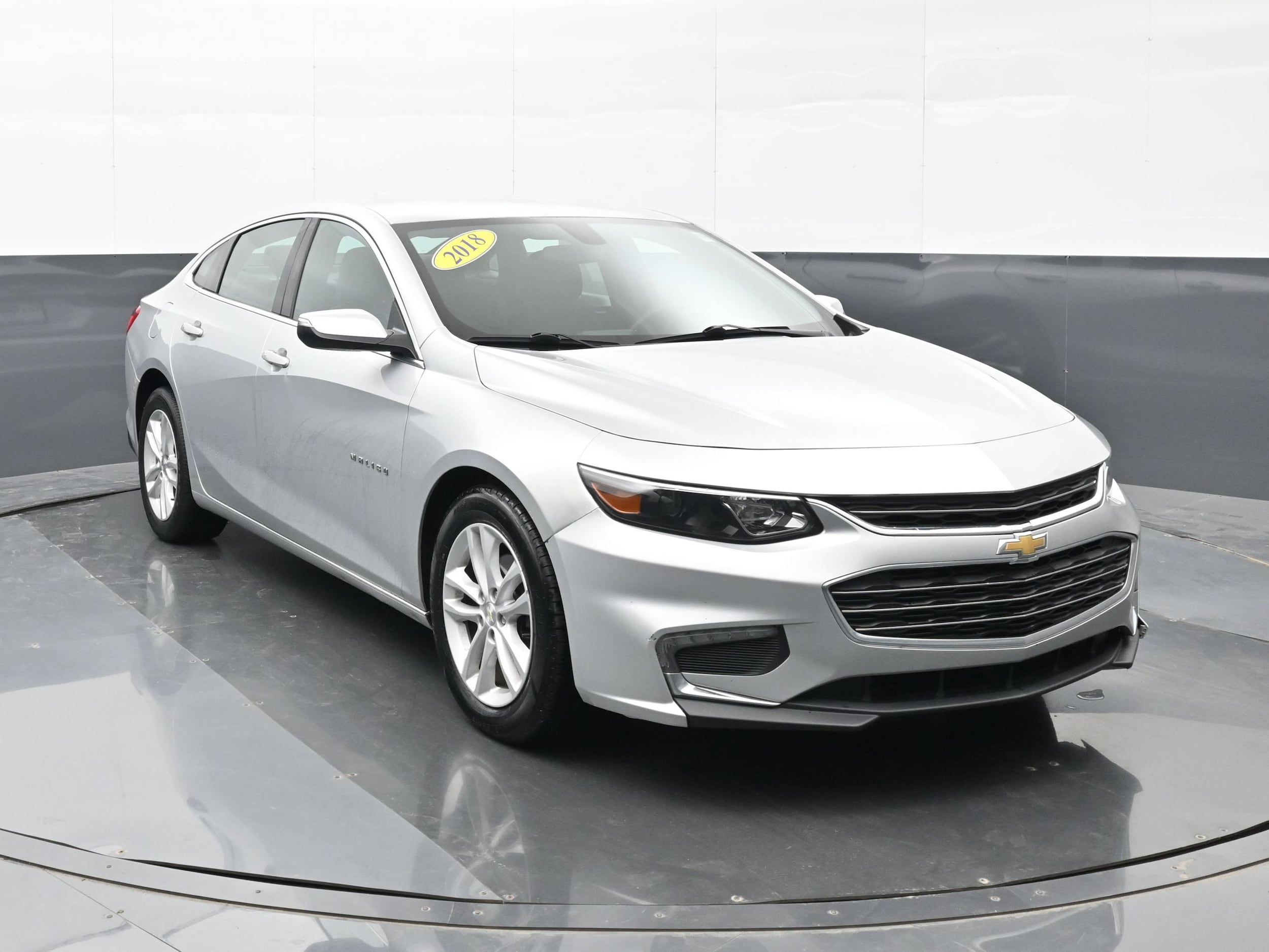 Used 2018 Chevrolet Malibu 1LT with VIN 1G1ZD5ST8JF157539 for sale in Michigan City, IN