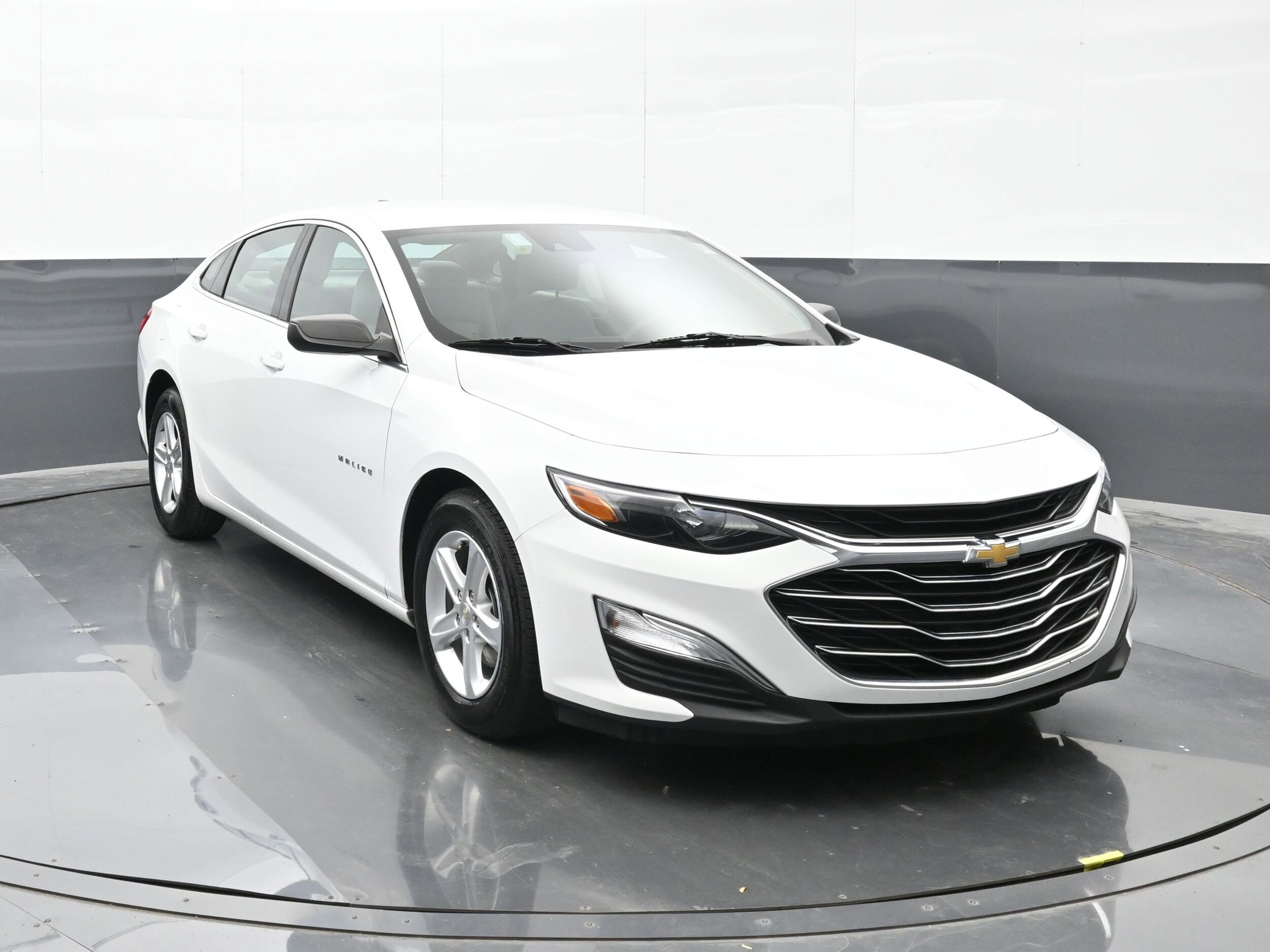 2023 Chevrolet Malibu photo 2