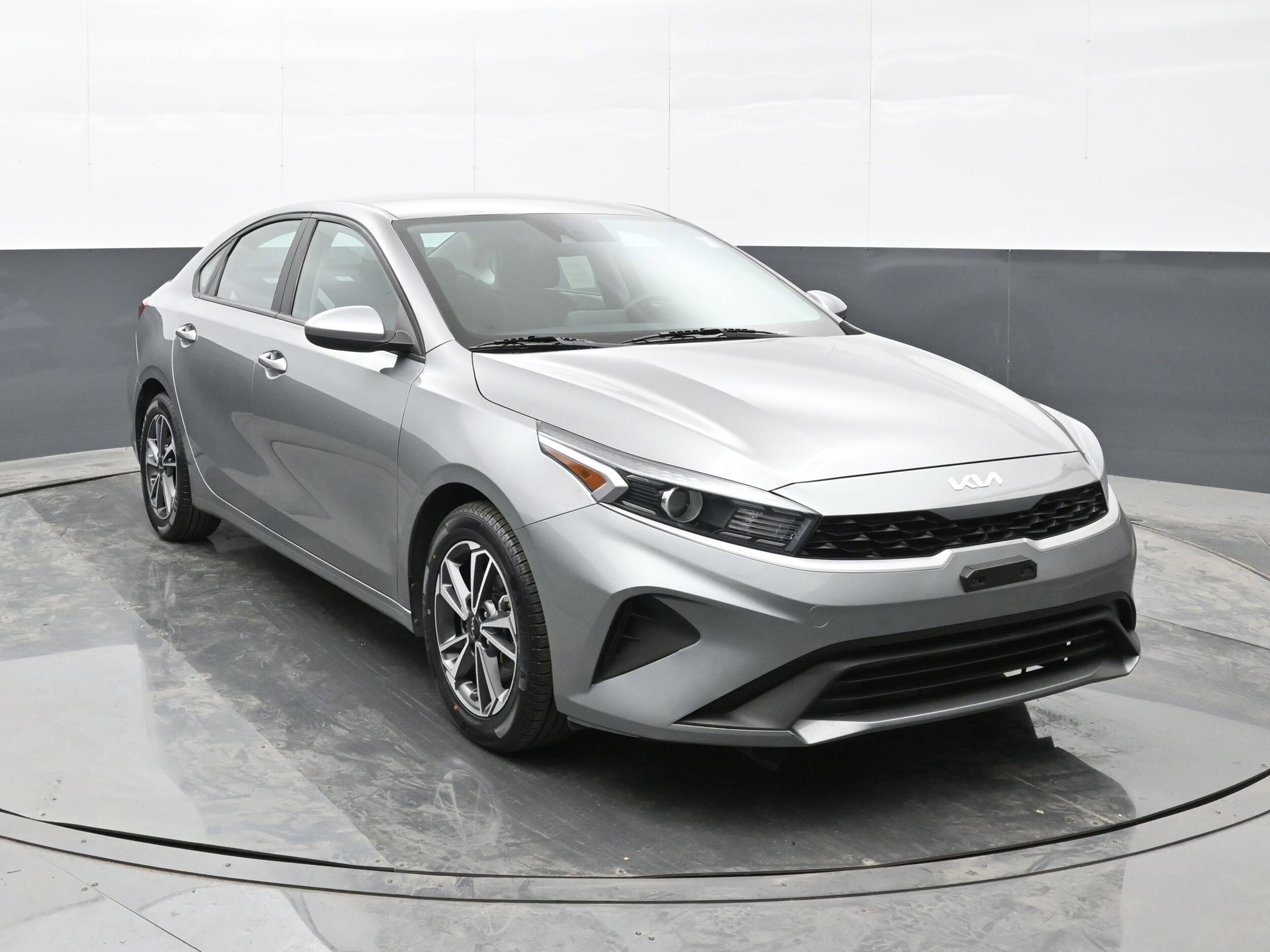 2022 Kia Forte LXS photo 2