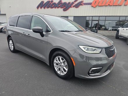 2023 Chrysler Pacifica Touring L Van Passenger Van