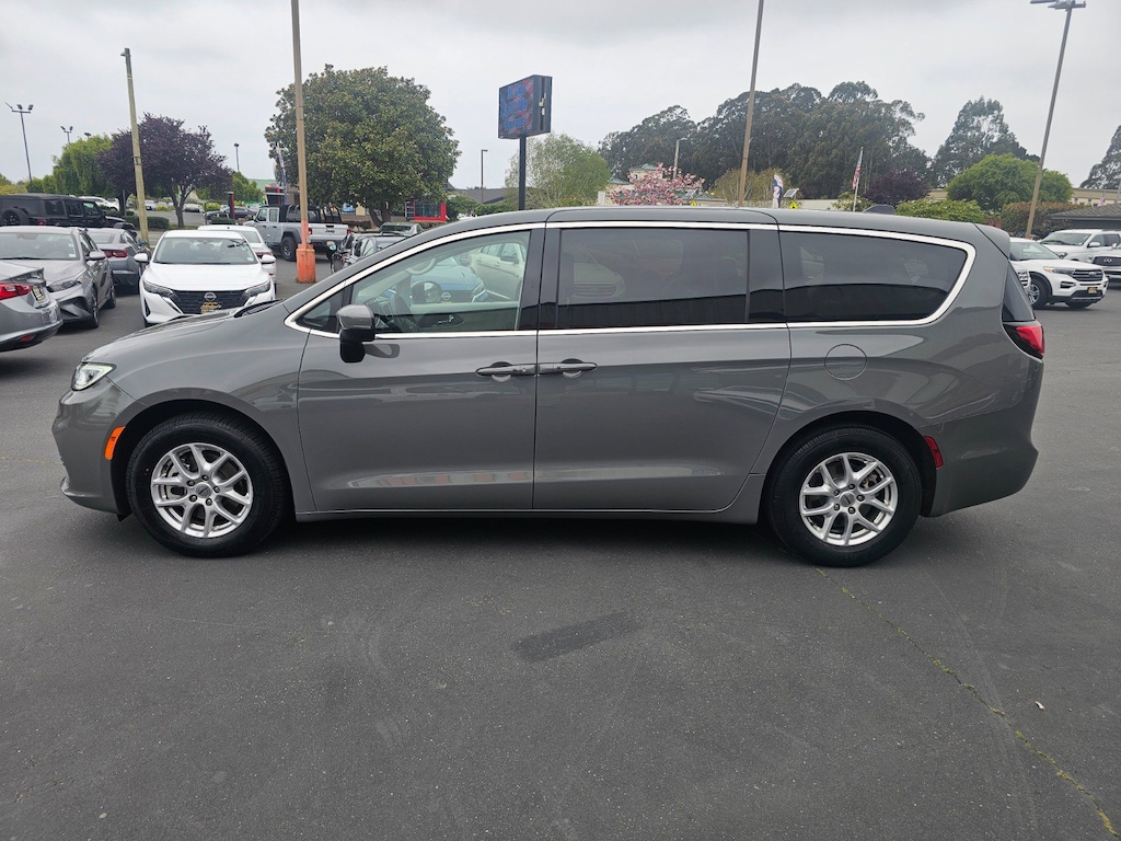 Used 2023 Chrysler Pacifica Touring L Van Passenger Van
