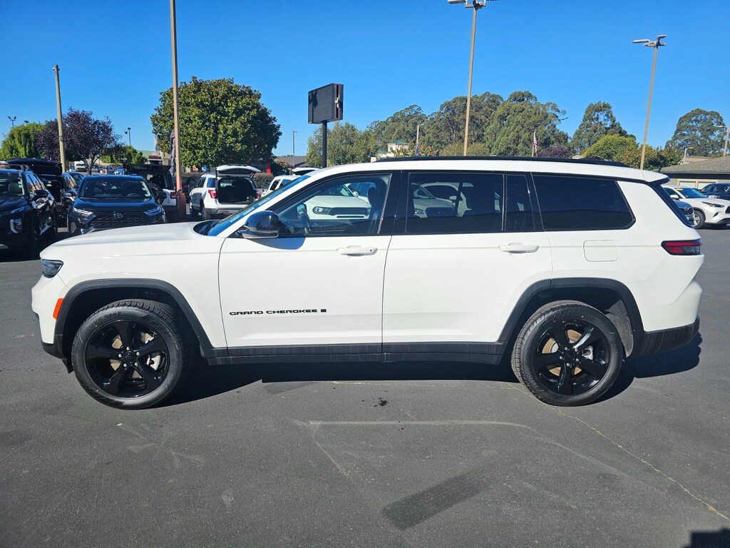 Used 2023 Jeep Grand Cherokee L Laredo SUV