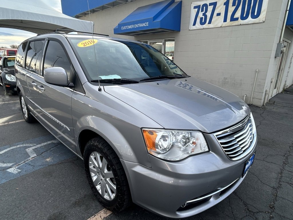 2016 Chrysler Town & Country Touring's photo