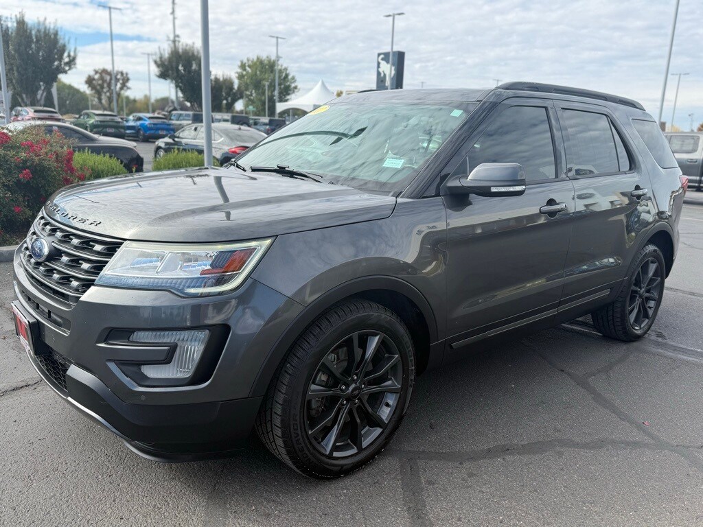 2017 Ford Explorer XLT photo 2