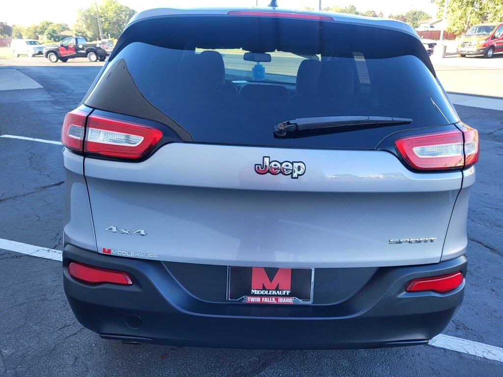 2016 Jeep Cherokee Sport photo 4