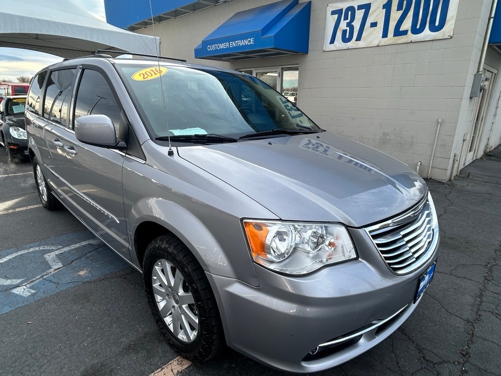 2016 Chrysler Town & Country Touring's photo