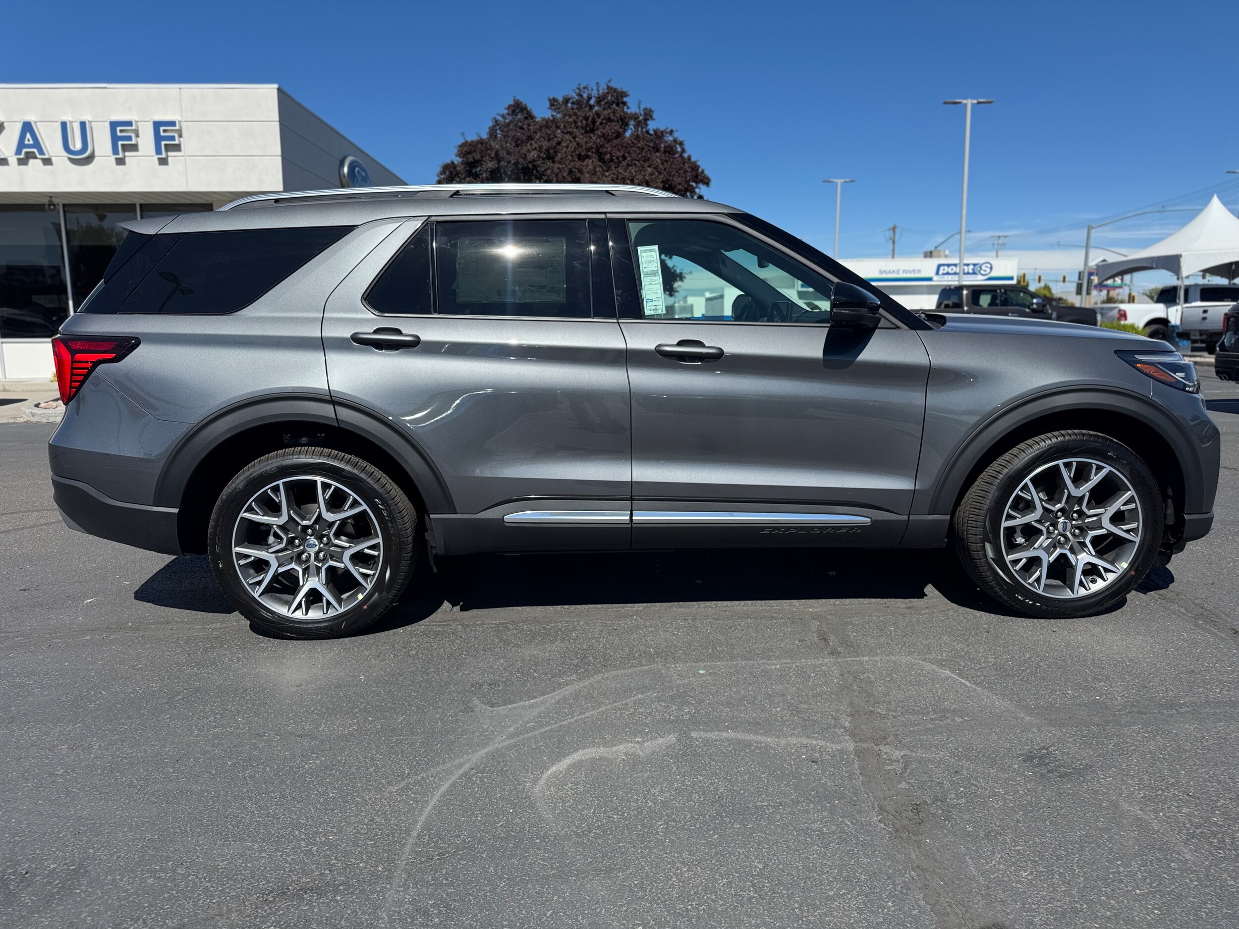 2025 Ford Explorer Platinum photo 2