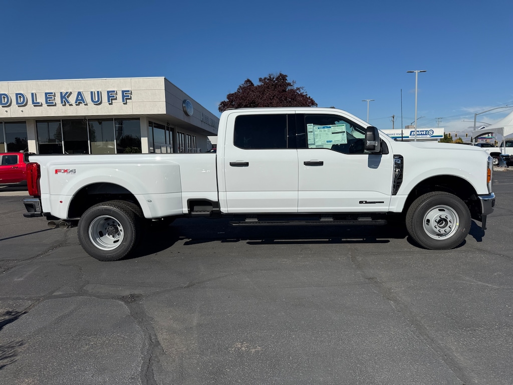 New 2026 Ford F-350 XLT 4WD Crew CAB 8 BOX TRUCK