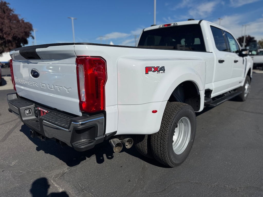 New 2026 Ford F-350 XLT 4WD Crew CAB 8 BOX TRUCK