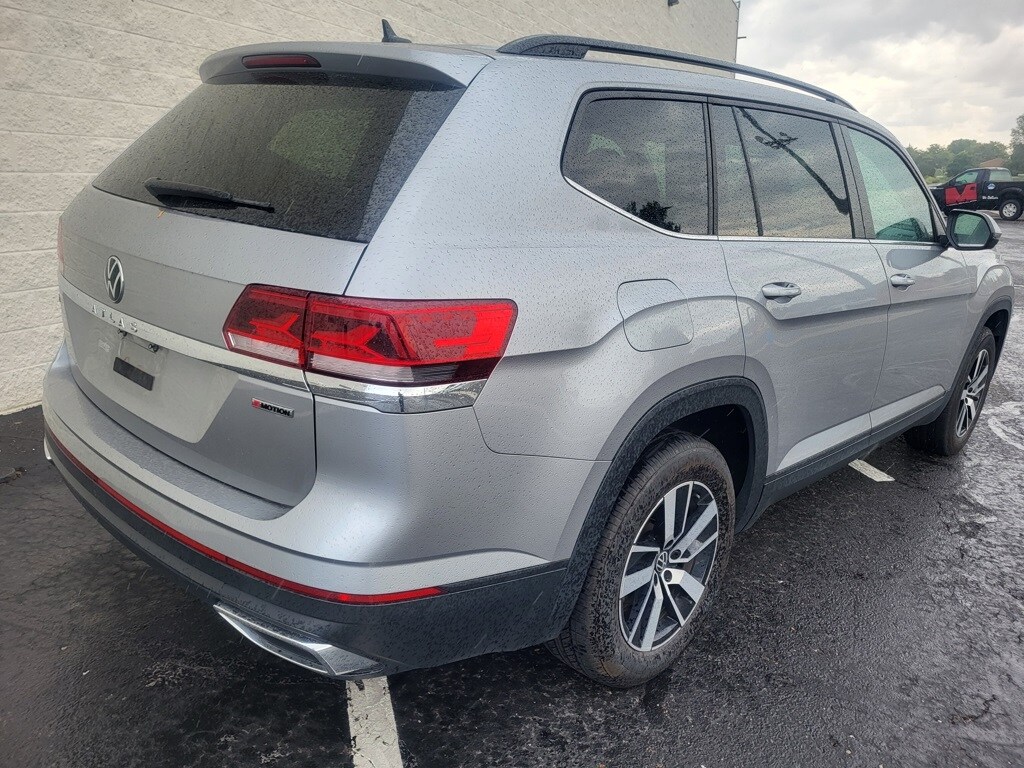2022 Volkswagen Atlas SE photo 2