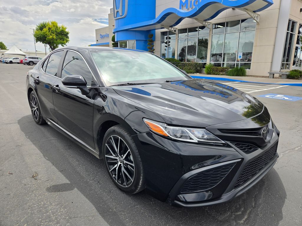 2024 Toyota Camry SE's photo
