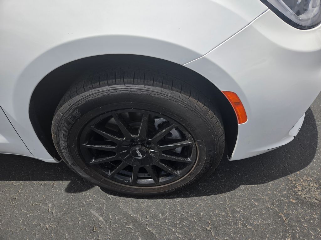 2023 Chrysler Pacifica Touring L - Photo 7