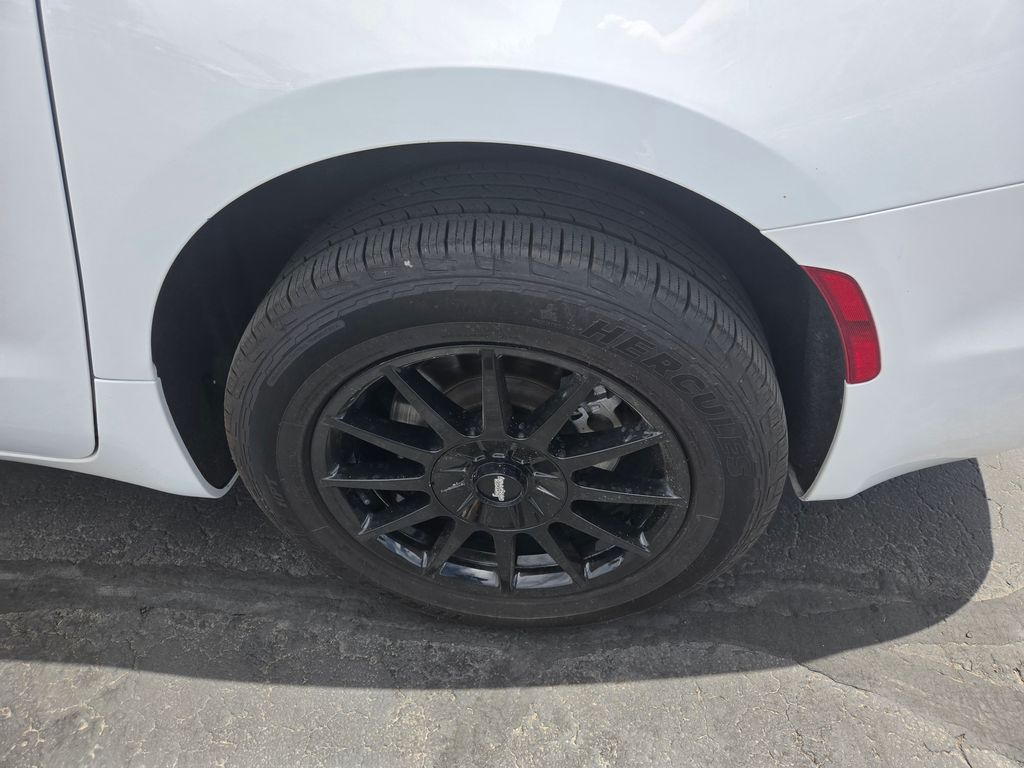 2023 Chrysler Pacifica Touring L - Photo 9