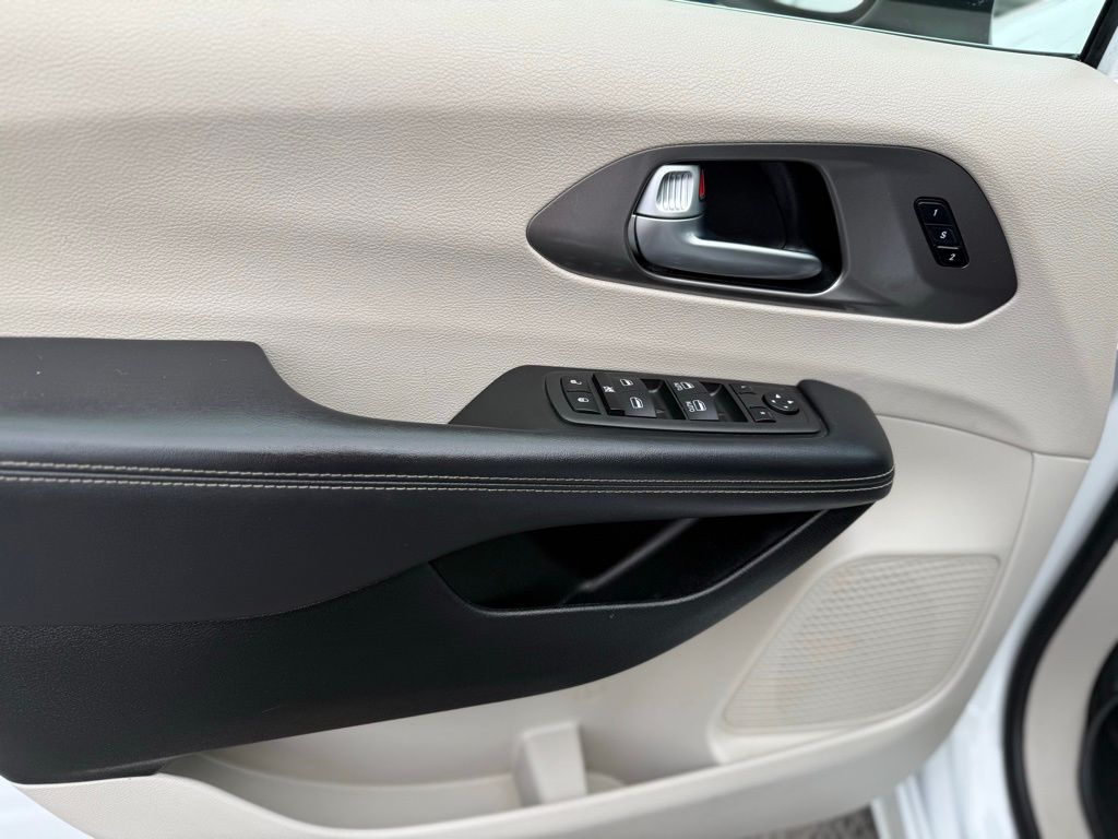 2023 Chrysler Pacifica Touring L - Photo 16