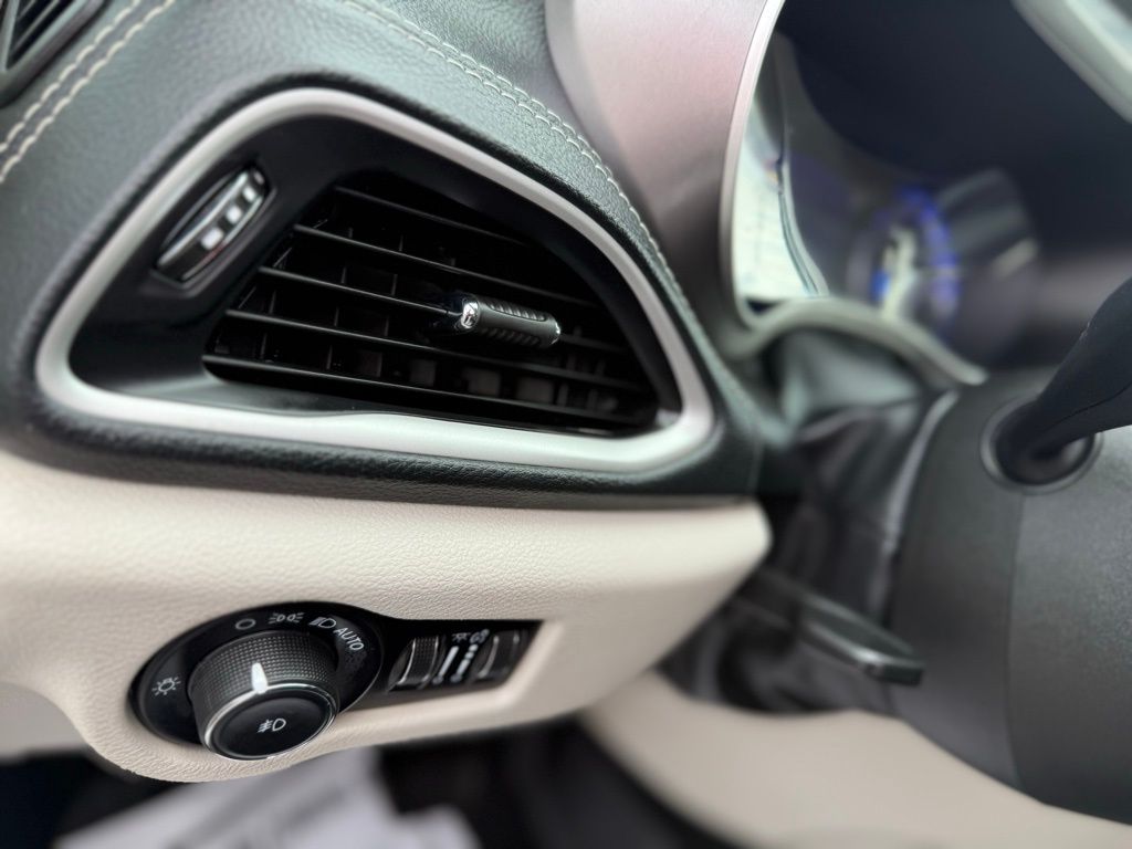 2023 Chrysler Pacifica Touring L - Photo 10