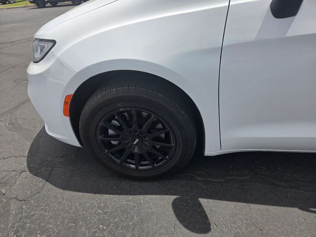 2023 Chrysler Pacifica Touring L - Photo 11