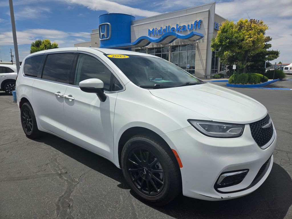 2023 Chrysler Pacifica Touring L AWD's photo