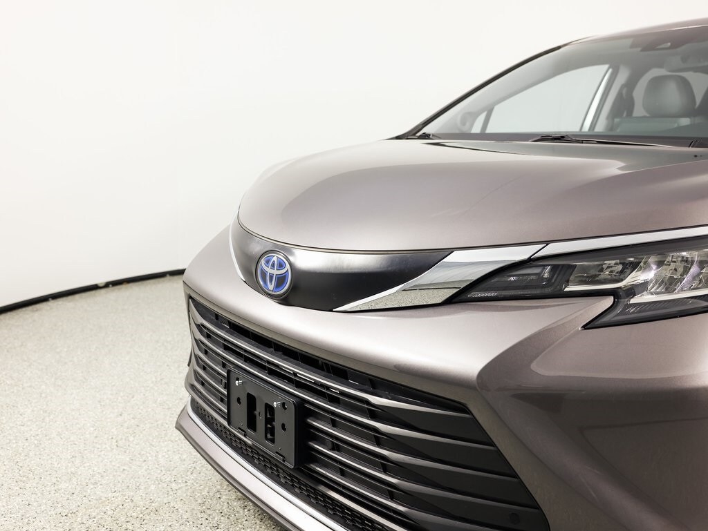 2022 Toyota Sienna XLE photo 3