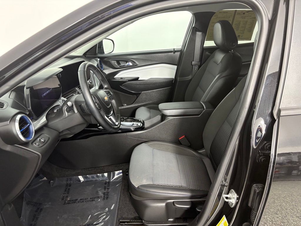 2025 Chevrolet Trax LT - Photo 15