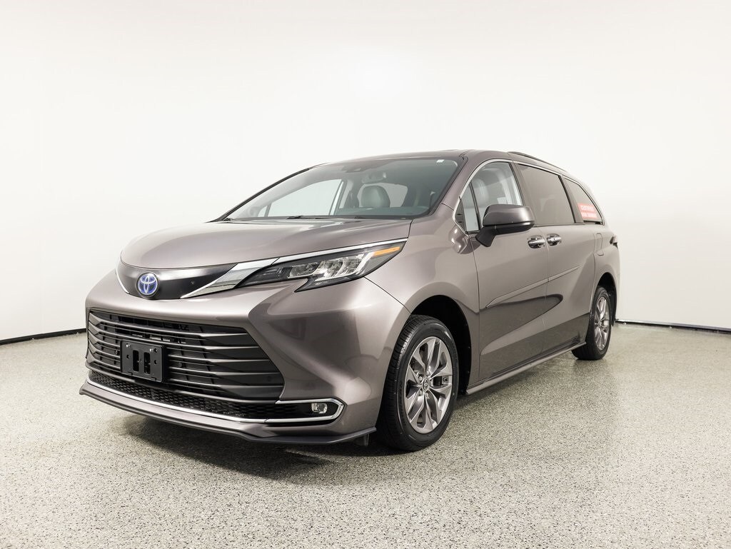 2022 Toyota Sienna XLE photo 2