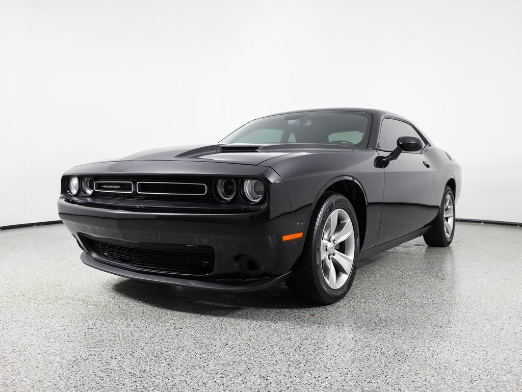 2017 Dodge Challenger SXT photo 2