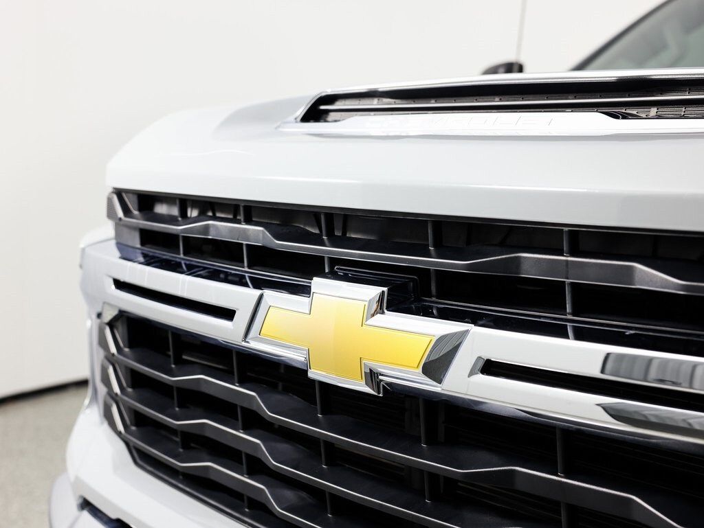 2024 Chevrolet Silverado LT photo 3