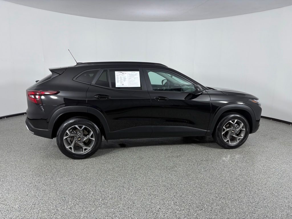 2025 Chevrolet Trax LT - Photo 8
