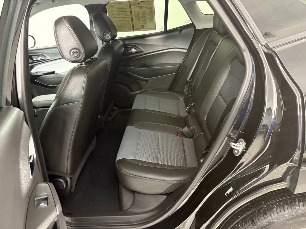 2025 Chevrolet Trax LT - Photo 11