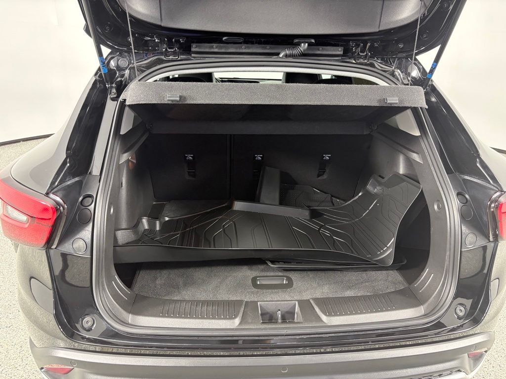 2025 Chevrolet Trax LT - Photo 31