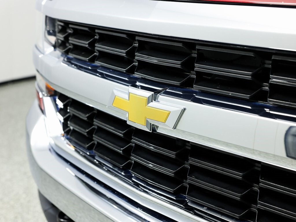 2018 Chevrolet Silverado 1500 LT photo 2