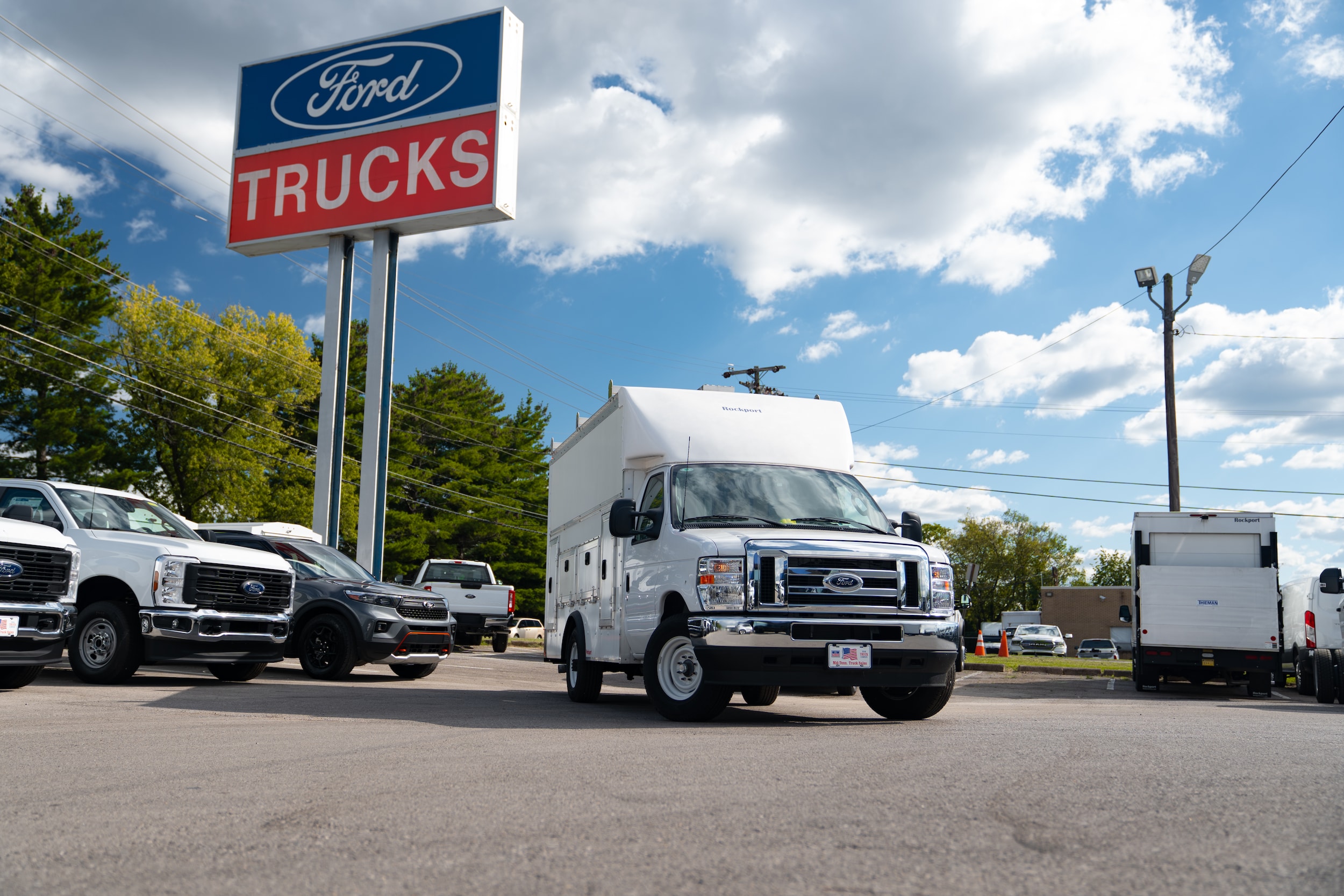 2025 Ford E-Series Cutaway Base's photo