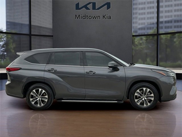 2022 Toyota Highlander XLE photo 2