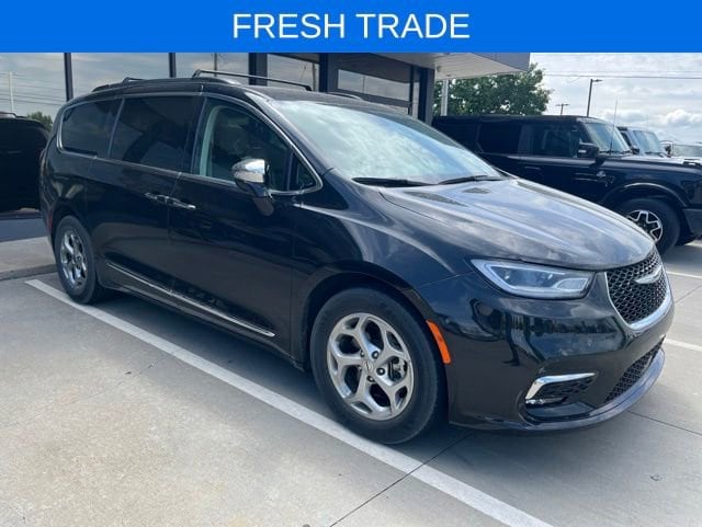2023 Chrysler Pacifica Limited's photo