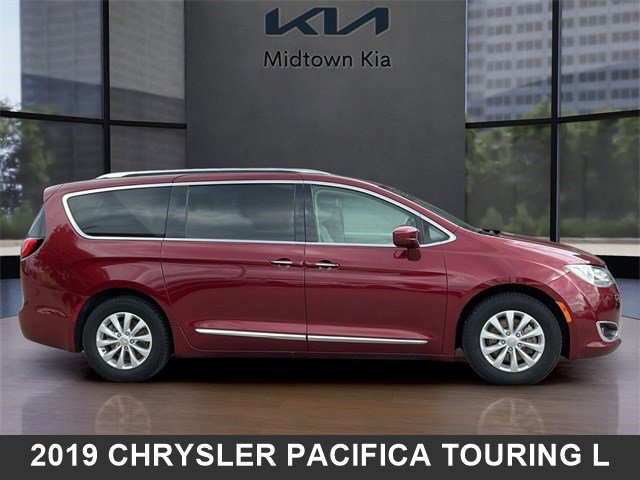 2019 Chrysler Pacifica Touring L photo 2