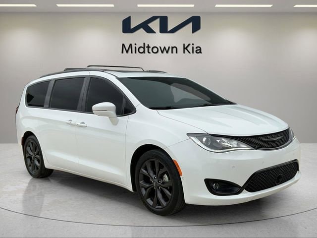2018 Chrysler Pacifica Limited's photo