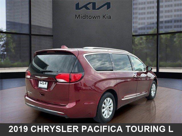 2019 Chrysler Pacifica Touring L photo 3