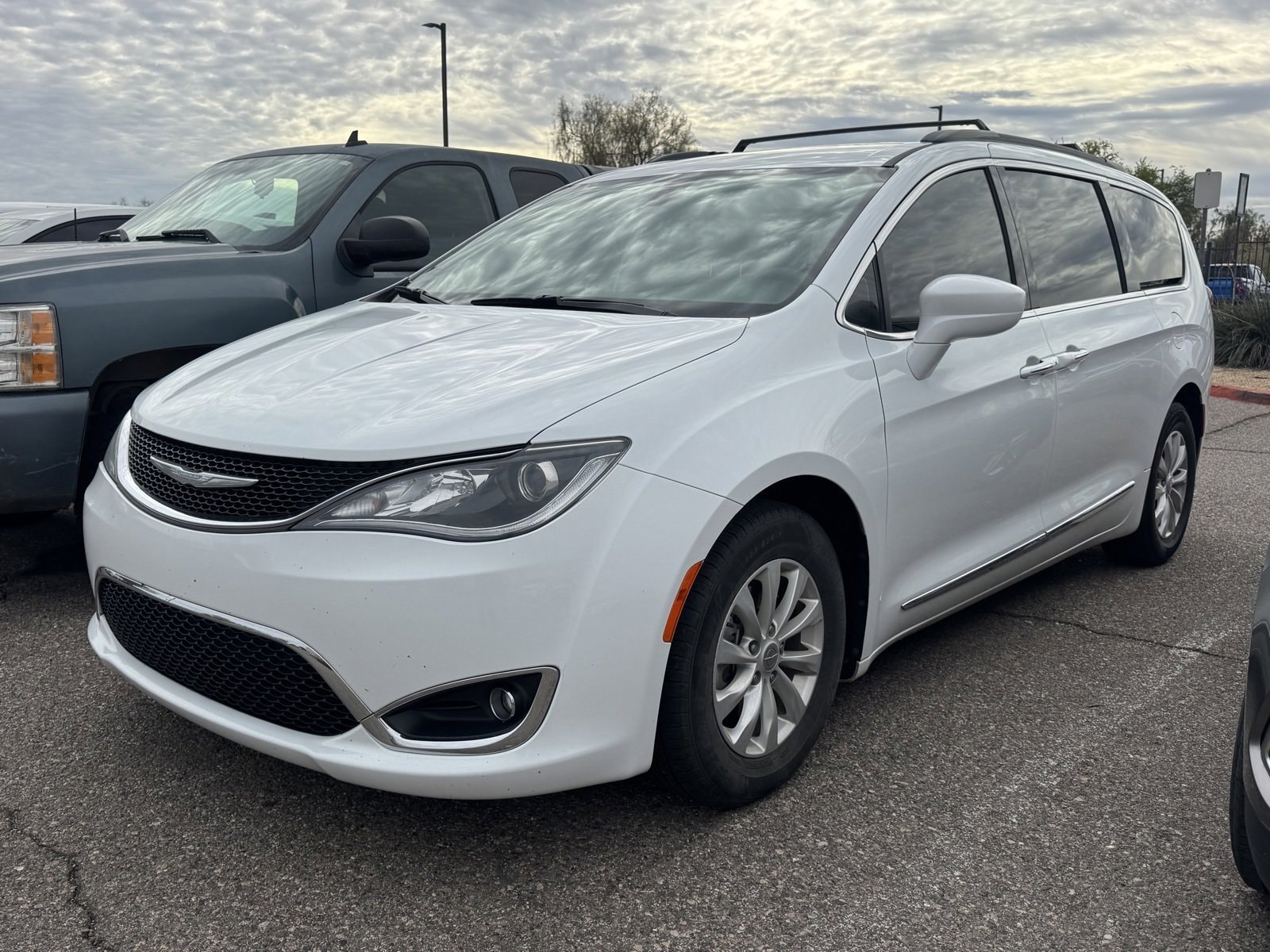 2017 Chrysler Pacifica Touring-L's photo