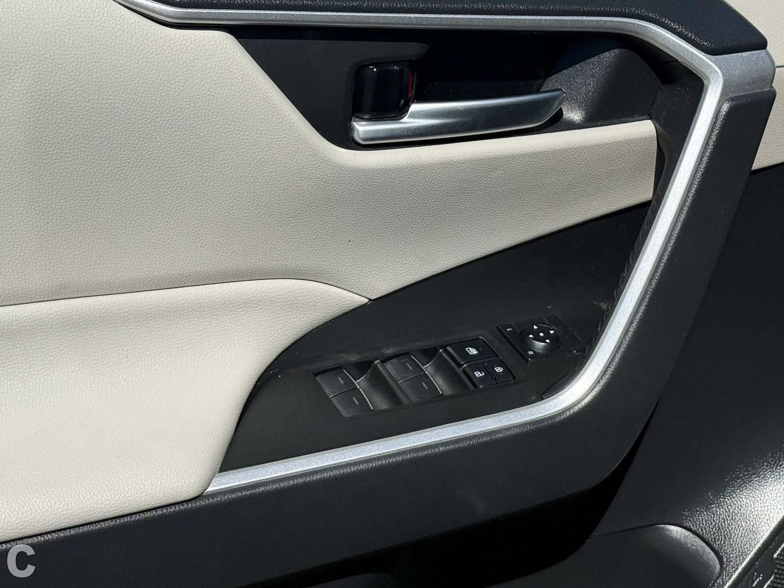 2023 Toyota RAV4 XLE - Photo 17