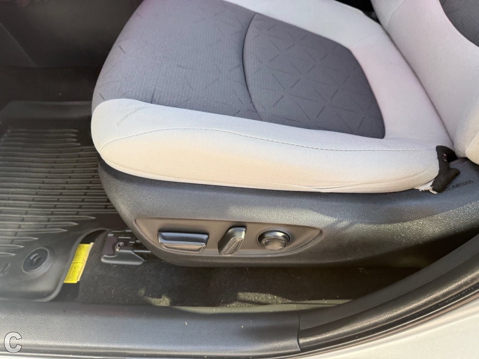 2023 Toyota RAV4 XLE - Photo 20