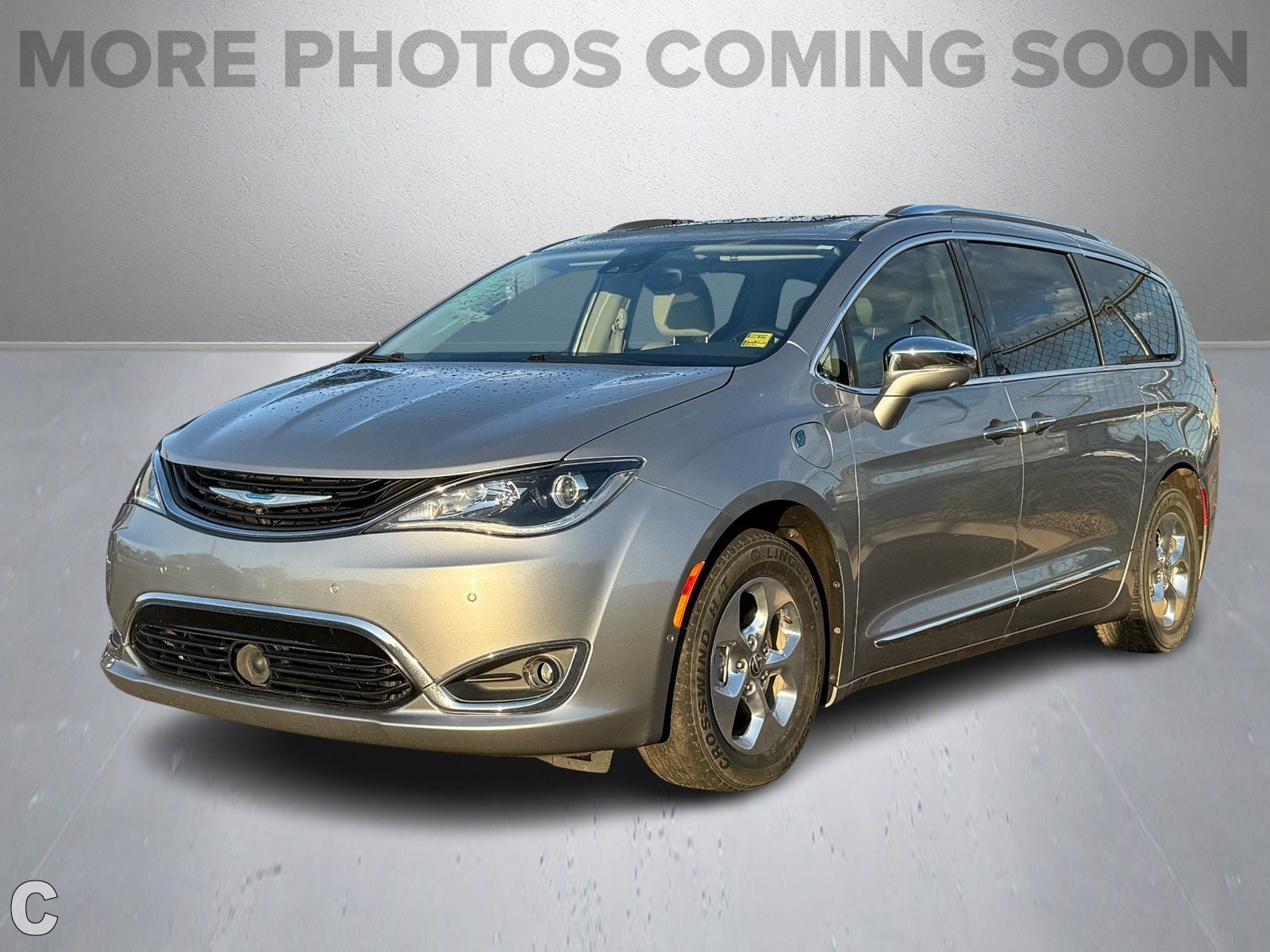 Image 2 of 2018 Chrysler Pacifica Hybrid Limited Van Passenger
