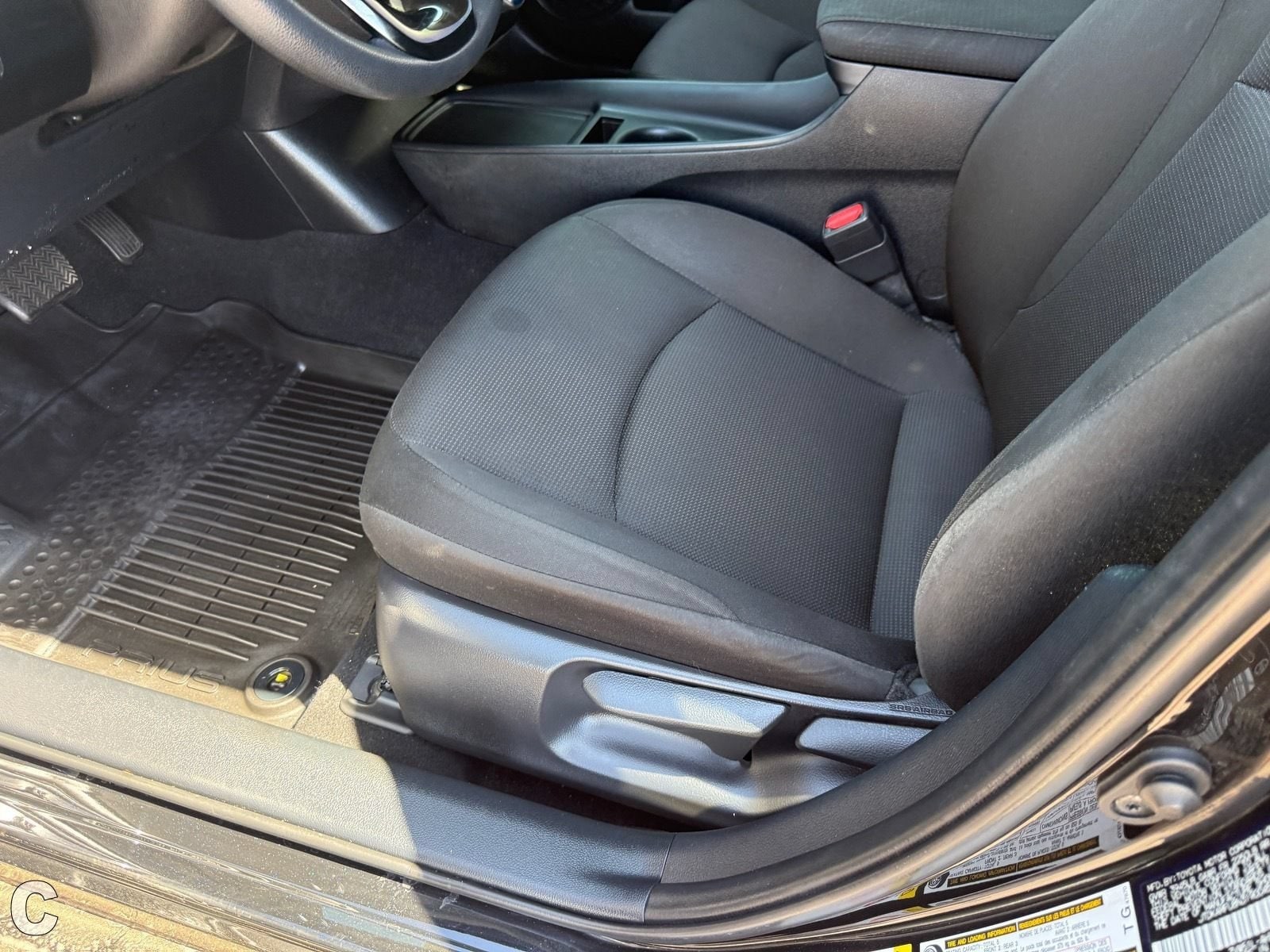 2022 Toyota Prius L Eco - Photo 13