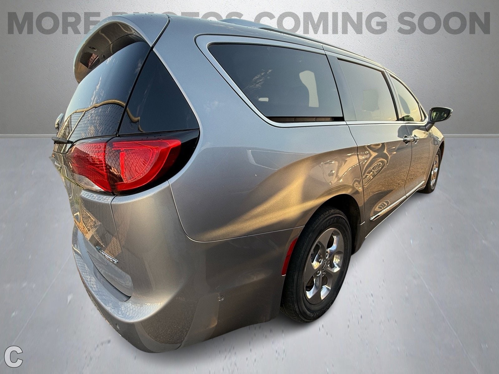 Image 4 of 2018 Chrysler Pacifica Hybrid Limited Van Passenger