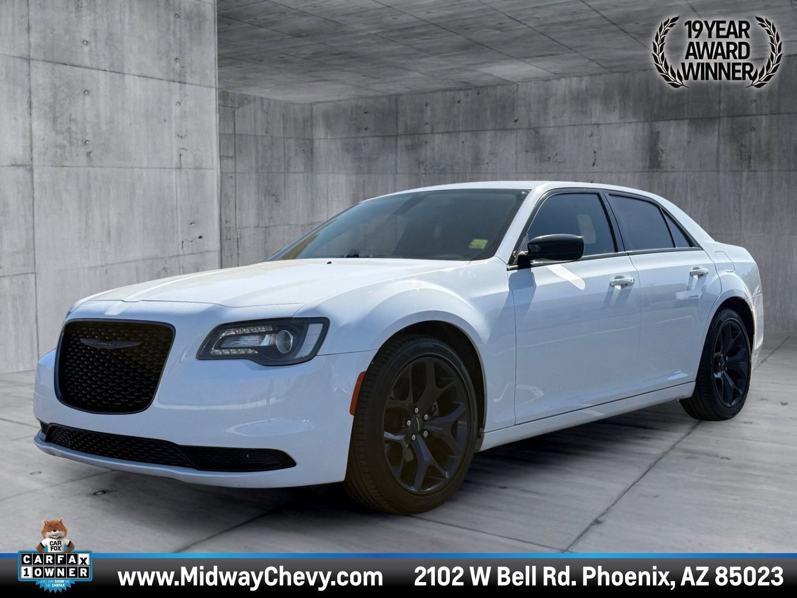 2022 Chrysler 300 Touring's photo