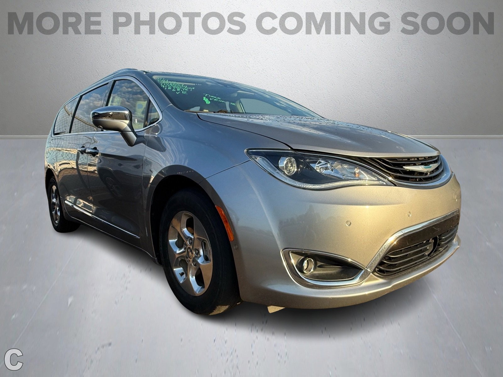 Image 5 of 2018 Chrysler Pacifica Hybrid Limited Van Passenger