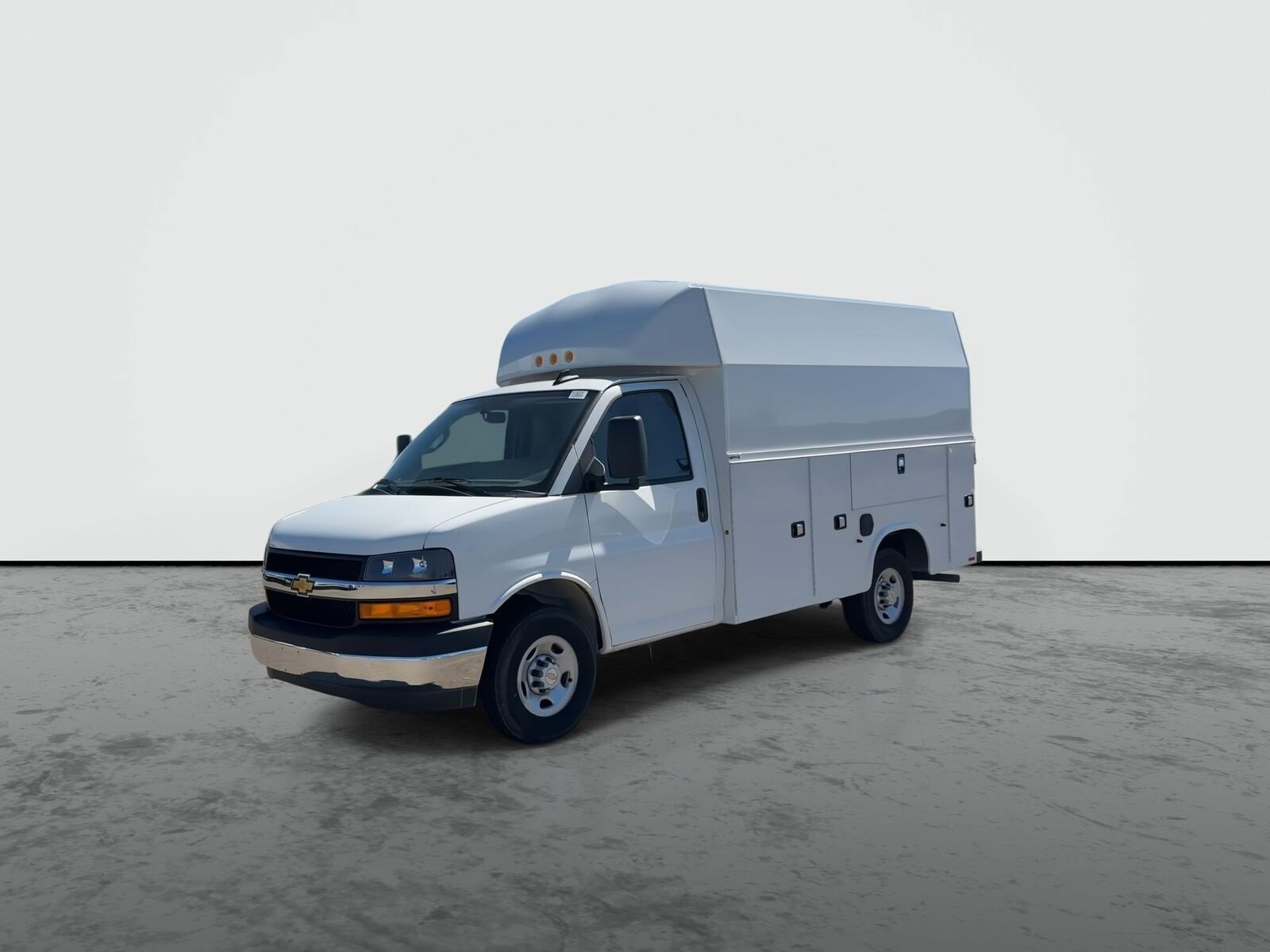 2024 Chevrolet Express Cutaway 3500 photo 3