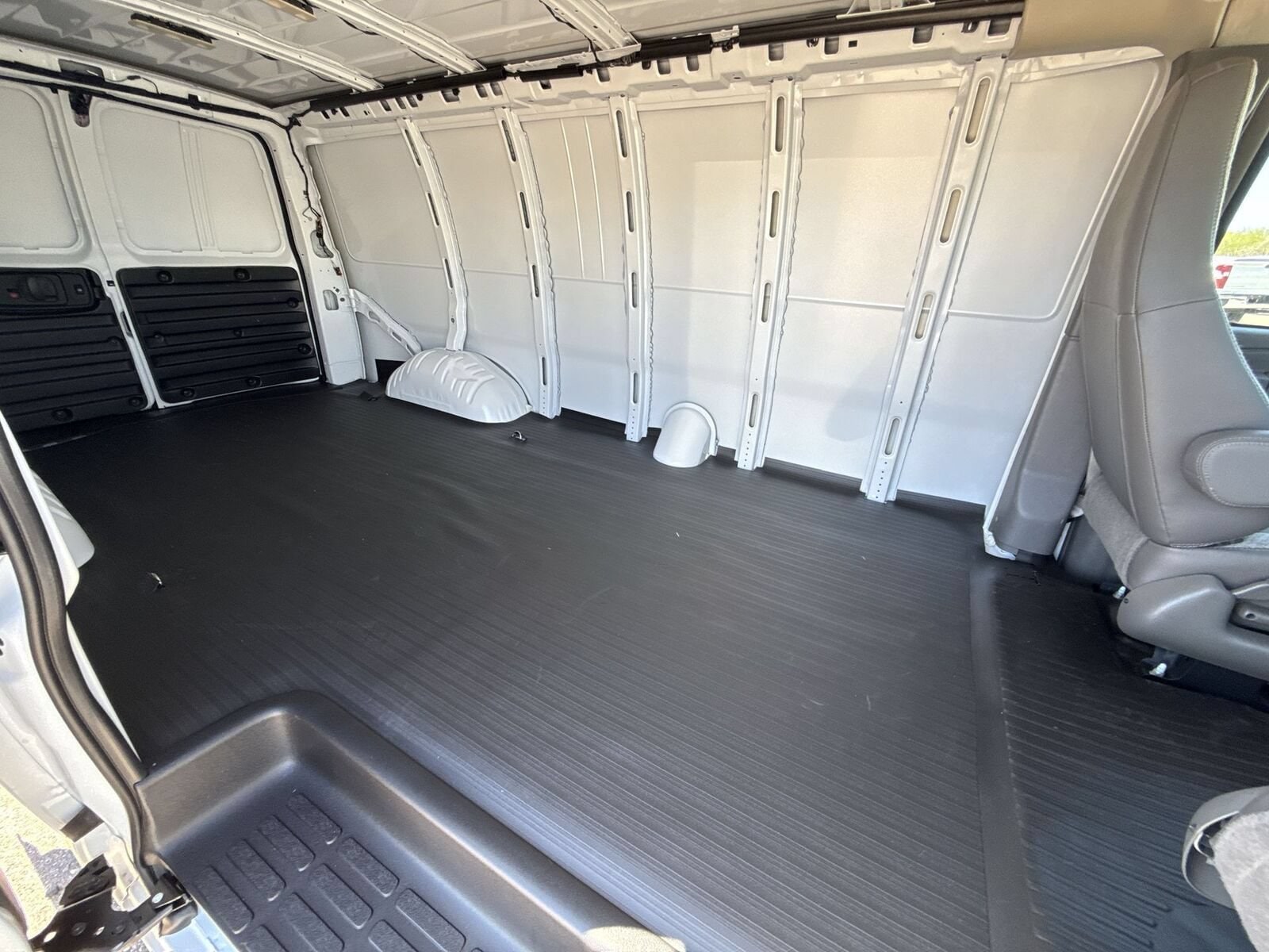 2025 Chevrolet Express Cargo Work Van - Photo 22