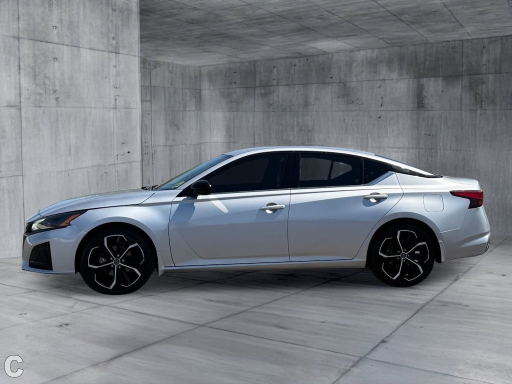 Used 2023 Nissan Altima SR FWD Sedan