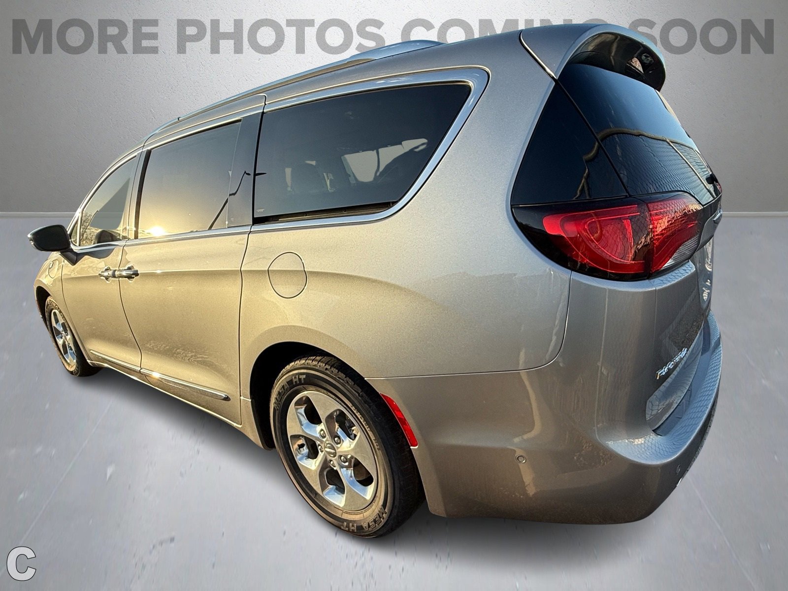 Image 3 of 2018 Chrysler Pacifica Hybrid Limited Van Passenger